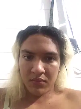 Snapshot of aslyhernandez_7 chatting on January 12, 3:28 am aslyhernandez 7 online show from January 12, 3:28 am