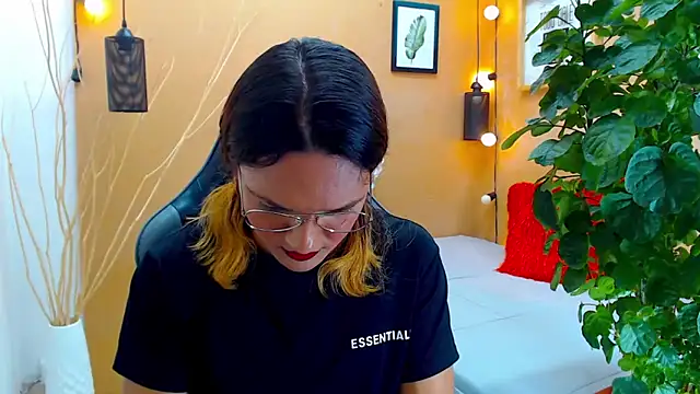 Snapshot of aslyhernandez_7 chatting on September 18, 3:39 pm aslyhernandez 7 online show from September 18, 3:39 pm