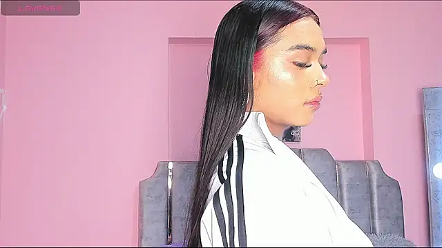 Snapshot of karol_noa chatting on February 7, 3:24 am karol noa online show from February 7, 3:24 am