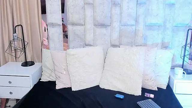 Snapshot of karol_noa chatting on September 10, 1:54 pm karol noa online show from September 10, 1:54 pm