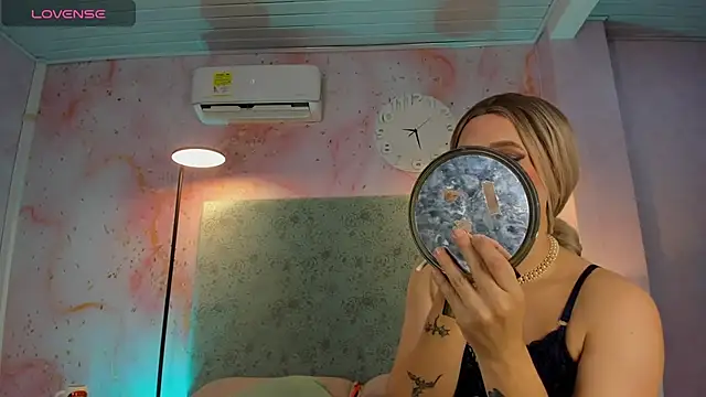 JESSI NAOMI online show from December 19, 11:10 pm