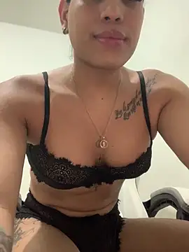 Snapshot of Emiily_Miller chatting on December 21, 10:19 pm Emiily Miller online show from December 21, 10:19 pm