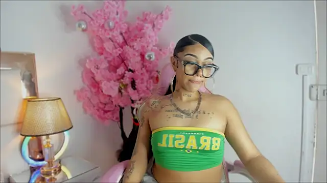 Snapshot of Mia_Jansen chatting on December 3, 8:44 pm Mia Jansen online show from December 3, 8:44 pm