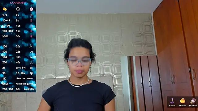 Snapshot of evelyn_wine chatting on December 3, 8:22 pm evelyn wine online show from December 3, 8:22 pm