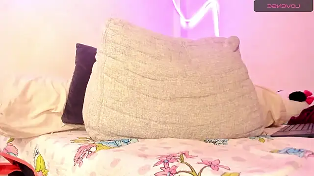 Snapshot of melissa_hot22 chatting on February 22, 7:45 am melissa hot22 online show from February 22, 7:45 am