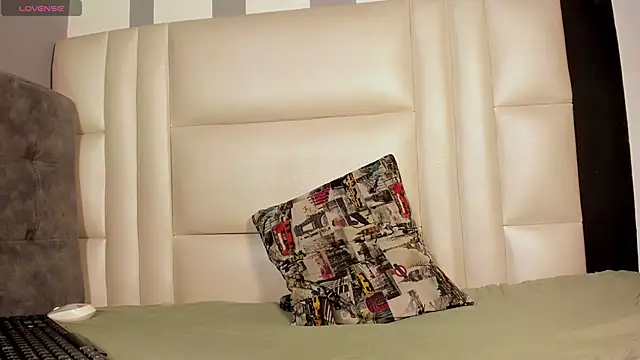 Snapshot of charolbruce_1 chatting on January 11, 5:52 am charolbruce 1 online show from January 11, 5:52 am