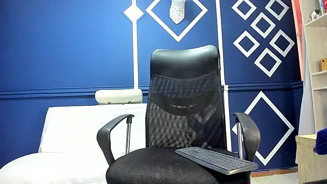 Snapshot of charolbruce_1 chatting on February 10, 12:50 pm charolbruce 1 online show from February 10, 12:50 pm
