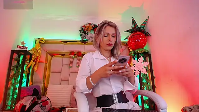 Snapshot of Princess_Helena chatting on December 28, 4:19 am Princess Helena online show from December 28, 4:19 am
