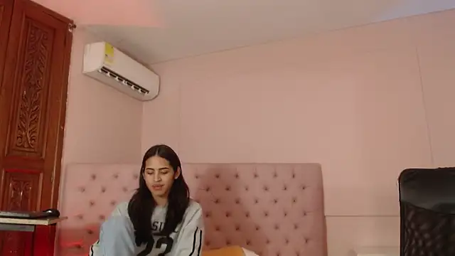 Snapshot of alice_sofia chatting on March 18, 1:57 pm alice sofia online show from March 18, 1:57 pm