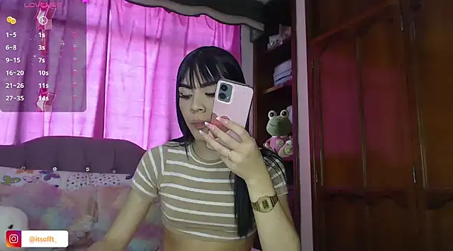 Snapshot of cuttebabe_ chatting on January 17, 8:37 pm cuttebabe online show from January 17, 8:37 pm