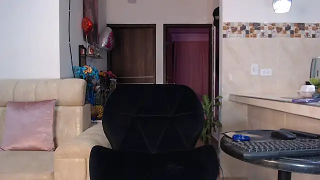 Snapshot of mistressbigcock777 chatting on October 2, 5:52 am mistressbigcock777 online show from October 2, 5:52 am