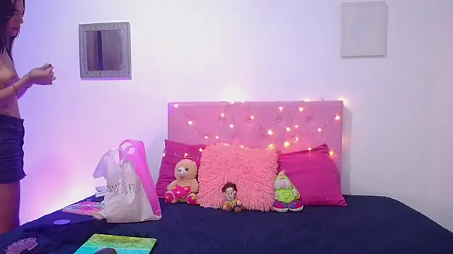 Snapshot of issa_kitty chatting on March 6, 6:44 pm issa kitty online show from March 6, 6:44 pm