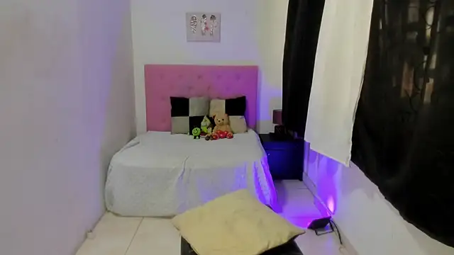 Snapshot of issa_kitty chatting on September 26, 9:34 pm issa kitty online show from September 26, 9:34 pm