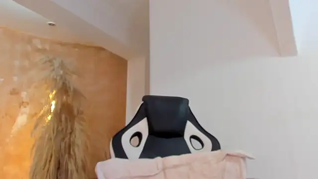 Snapshot of APRILL_FOXX chatting on February 16, 6:32 pm APRILL FOXX online show from February 16, 6:32 pm