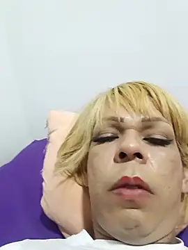 Snapshot of blondebitchlitle chatting on February 13, 10:54 pm blondebitchlitle online show from February 13, 10:54 pm