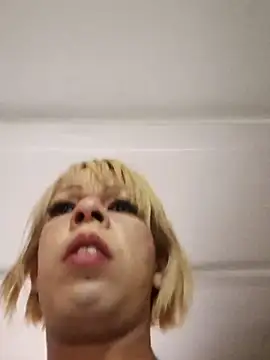 Snapshot of blondebitchlitle chatting on March 1, 10:10 pm blondebitchlitle online show from March 1, 10:10 pm