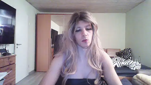 Snapshot of Kinky-Kristina chatting on October 3, 8:42 pm Kinky-Kristina online show from October 3, 8:42 pm