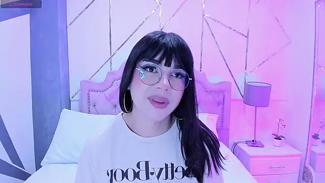 Snapshot of RoseCassie chatting on January 5, 1:26 pm RoseCassie online show from January 5, 1:26 pm