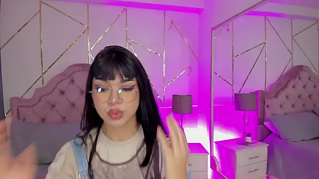 Snapshot of RoseCassie chatting on February 4, 1:16 pm RoseCassie online show from February 4, 1:16 pm