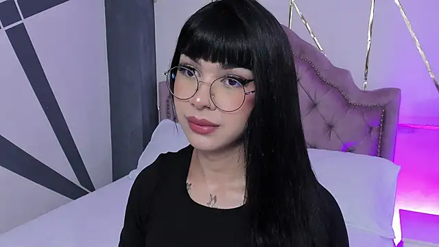 Snapshot of RoseCassie chatting on February 7, 1:43 pm RoseCassie online show from February 7, 1:43 pm