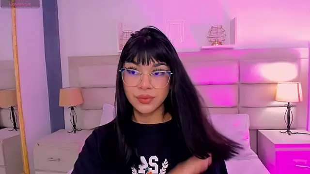 Snapshot of RoseCassie chatting on February 28, 1:03 pm RoseCassie online show from February 28, 1:03 pm