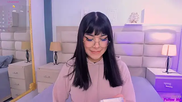 Snapshot of RoseCassie chatting on March 1, 2:02 pm RoseCassie online show from March 1, 2:02 pm