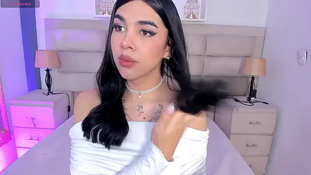 Snapshot of RoseCassie chatting on October 3, 1:33 pm RoseCassie online show from October 3, 1:33 pm
