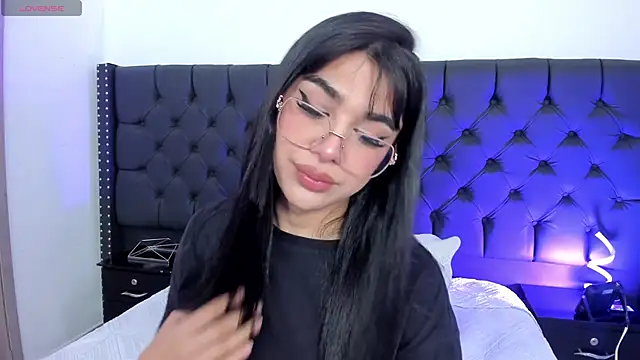 RoseCassie online show from November 7, 1:44 pm