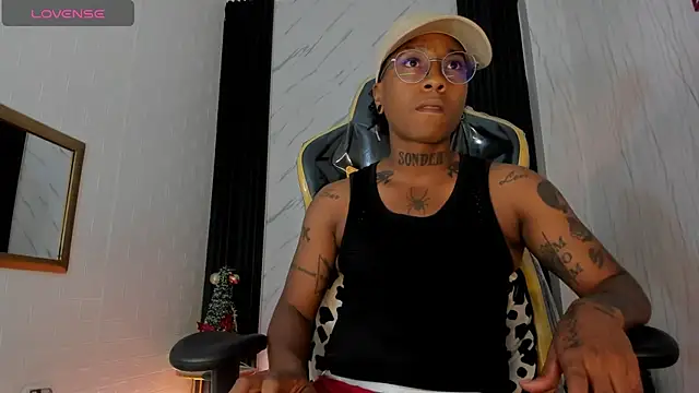 Snapshot of JhonyMiller_ chatting on December 18, 10:35 pm JhonyMiller online show from December 18, 10:35 pm