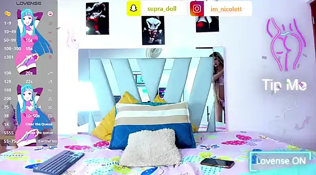 Snapshot of supradoll chatting on January 6, 11:42 pm supradoll online show from January 6, 11:42 pm