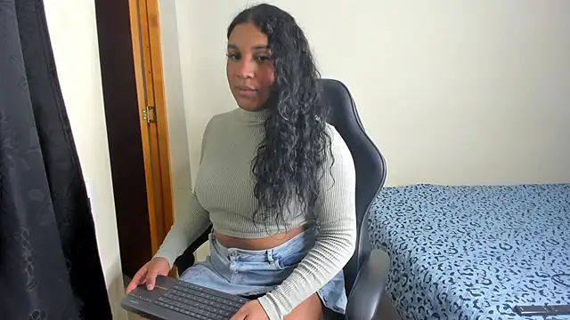 Snapshot of madisonbrunette chatting on February 11, 8:10 pm madisonbrunette online show from February 11, 8:10 pm
