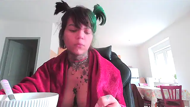 Snapshot of serena__vedette chatting on February 21, 8:28 am serena vedette online show from February 21, 8:28 am