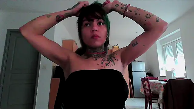 Snapshot of serena__vedette chatting on February 25, 8:14 am serena vedette online show from February 25, 8:14 am