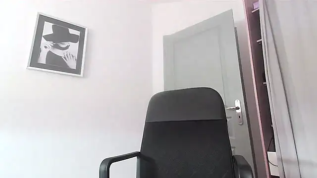 Snapshot of serena__vedette chatting on October 5, 11:44 am serena vedette online show from October 5, 11:44 am