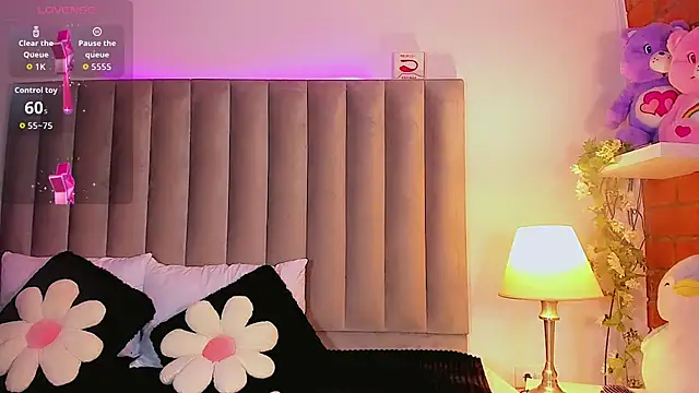 Snapshot of CamiiGarcia chatting on October 5, 8:08 pm CamiiGarcia online show from October 5, 8:08 pm