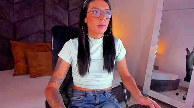 Snapshot of LauraaGomezz__ chatting on January 28, 7:21 pm LauraaGomezz online show from January 28, 7:21 pm
