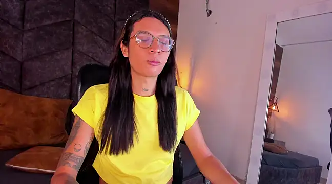Snapshot of LauraaGomezz__ chatting on February 12, 7:24 pm LauraaGomezz online show from February 12, 7:24 pm