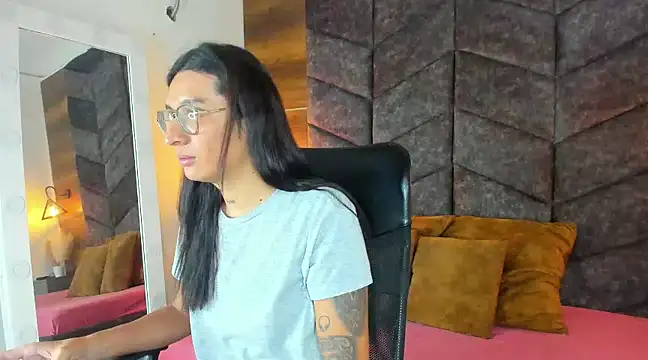 Snapshot of LauraaGomezz__ chatting on February 15, 7:28 pm LauraaGomezz online show from February 15, 7:28 pm