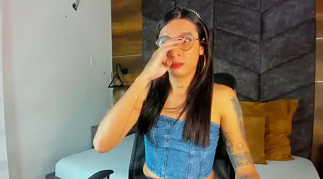 Snapshot of LauraaGomezz__ chatting on February 19, 7:27 pm LauraaGomezz online show from February 19, 7:27 pm