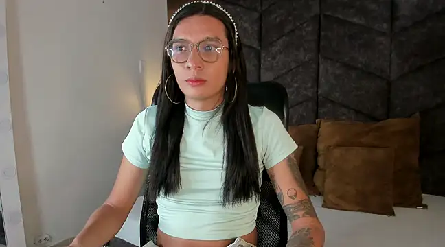 Snapshot of LauraaGomezz__ chatting on February 21, 7:32 pm LauraaGomezz online show from February 21, 7:32 pm