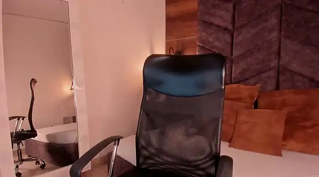 Snapshot of LauraaGomezz__ chatting on February 24, 7:30 pm LauraaGomezz online show from February 24, 7:30 pm