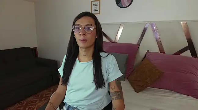 Snapshot of LauraaGomezz__ chatting on February 25, 7:25 pm LauraaGomezz online show from February 25, 7:25 pm