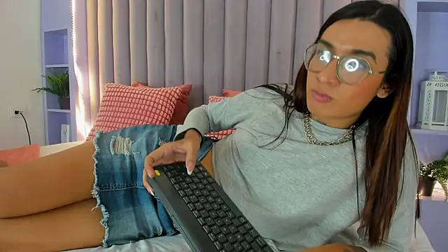 Snapshot of LauraaGomezz__ chatting on September 19, 7:41 pm LauraaGomezz online show from September 19, 7:41 pm