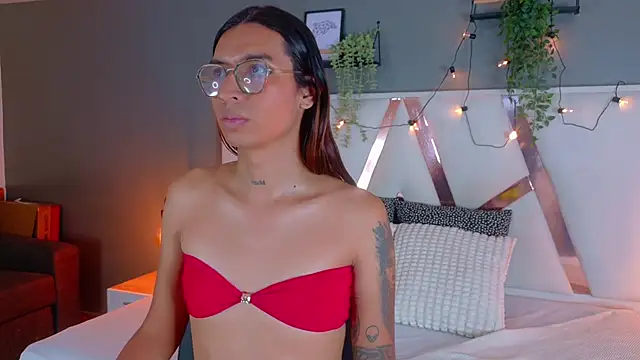 Snapshot of LauraaGomezz__ chatting on October 3, 7:47 pm LauraaGomezz online show from October 3, 7:47 pm