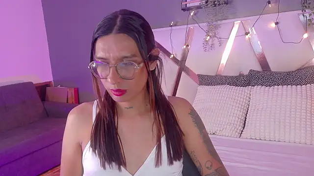 Snapshot of LauraaGomezz__ chatting on October 4, 7:58 pm LauraaGomezz online show from October 4, 7:58 pm