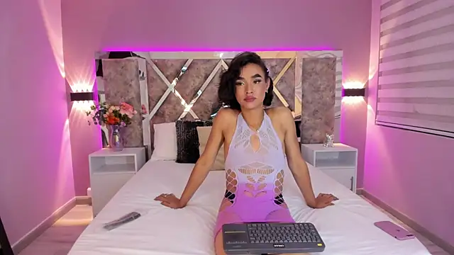 Snapshot of AliDiaz_ chatting on February 7, 7:49 pm AliDiaz online show from February 7, 7:49 pm