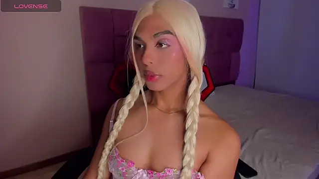 Snapshot of CHANELL_11INCHES chatting on October 9, 10:22 pm CHANELL 11INCHES online show from October 9, 10:22 pm