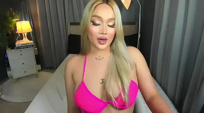 Snapshot of KylieSonique chatting on March 3, 2:33 am KylieSonique online show from March 3, 2:33 am