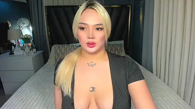 Snapshot of KylieSonique chatting on October 10, 4:35 am KylieSonique online show from October 10, 4:35 am