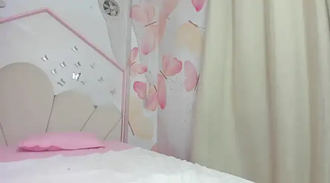Snapshot of sweetiepeach_ chatting on March 5, 2:31 am sweetiepeach online show from March 5, 2:31 am